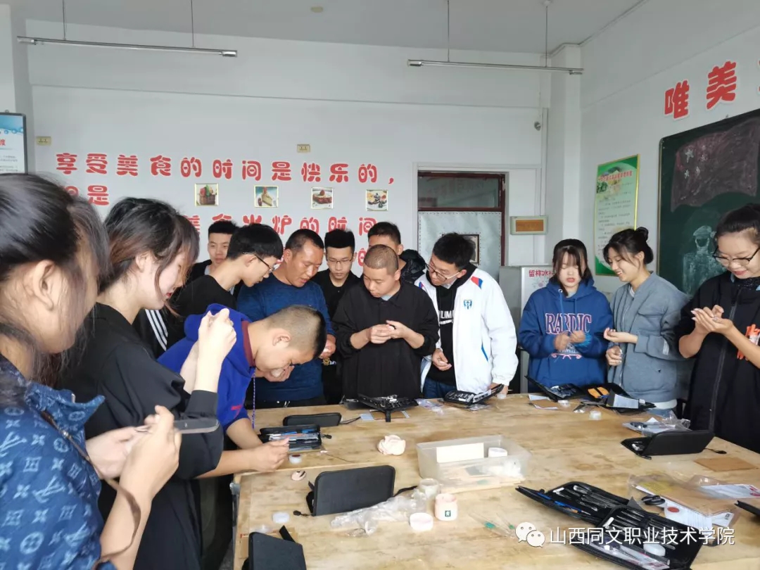 1603100183135106.jpg 學院經管系別開生面的面塑實訓課開課